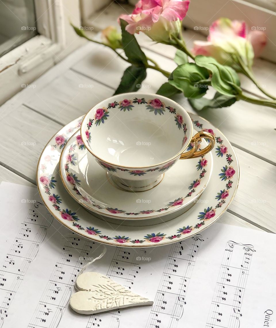 Vintage porcelain tea set with round flower ornament