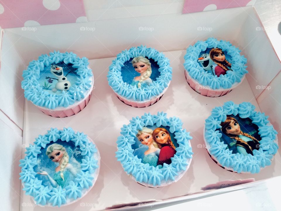 i love bake!i love cupcake! customer order for Birthday Party, flavor vanilla chocolate, so delicious , so yummy ! of cause Theme Frozen again,simple but nice for me ,the simple decorate and cheap. i just want someone happy to make a service from me.