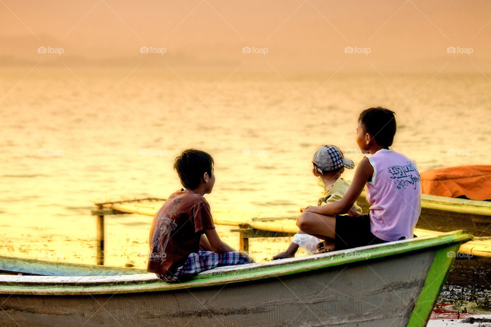 Waiting ... mom and dad (Inndawgyi lake, Kachin State, Myanmar)