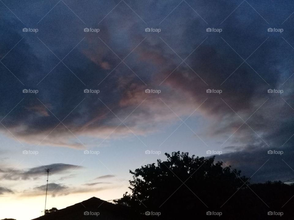 Entardecer com nuvens muito bonitas e paisagem de cores longínquas. Viva a Natureza!