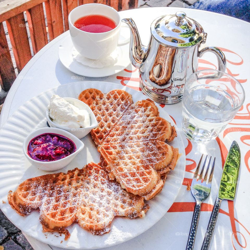 waffles with tea