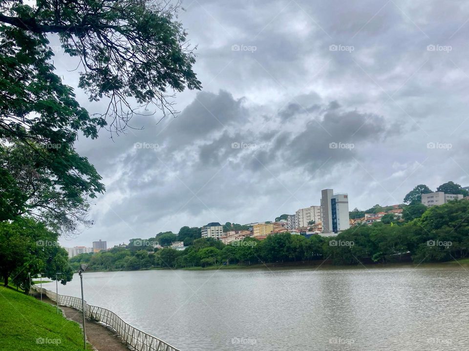 Em Bragança Paulista, muita garoa e  friozinho chato, à beira do Lago do Taboão. 