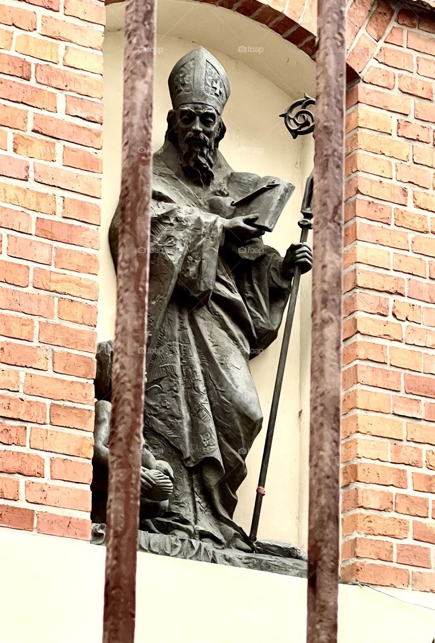 Скульптура на католической церкви  в Старогарде-Гданьском Польша 