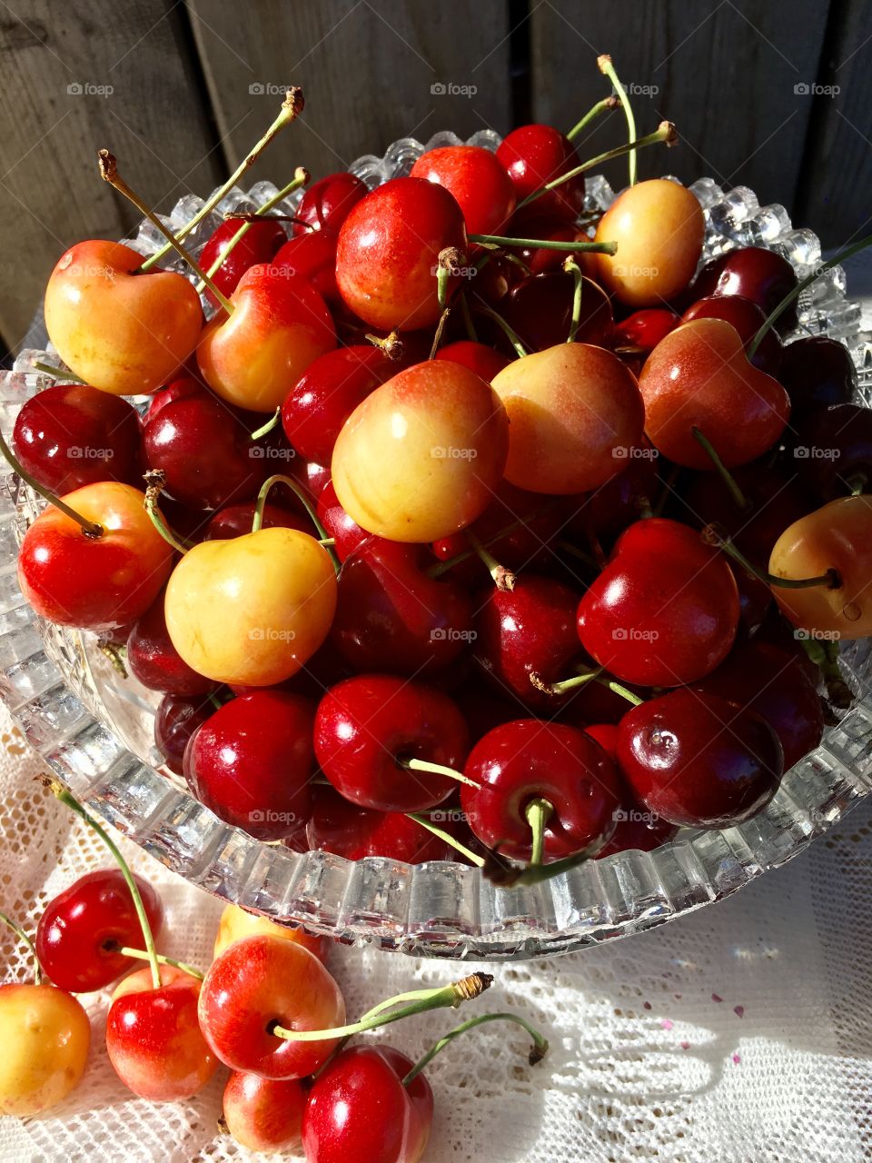 Bowl of mixed cherries 