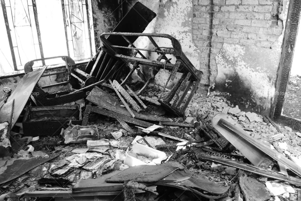 Burned house in black and whit, blogings was still inside the time of the fire