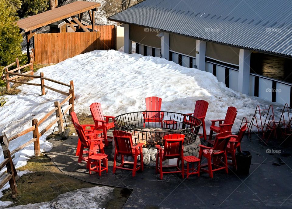 The red chairs around the campfire 🔥