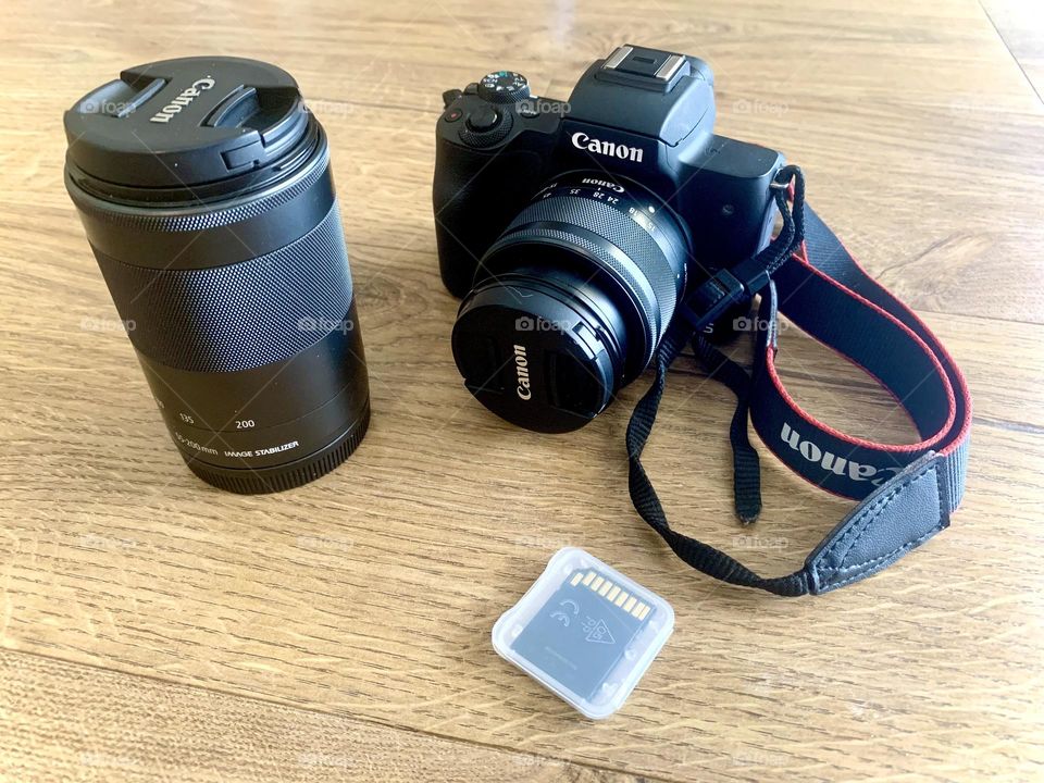 Canon camera lens and memory card