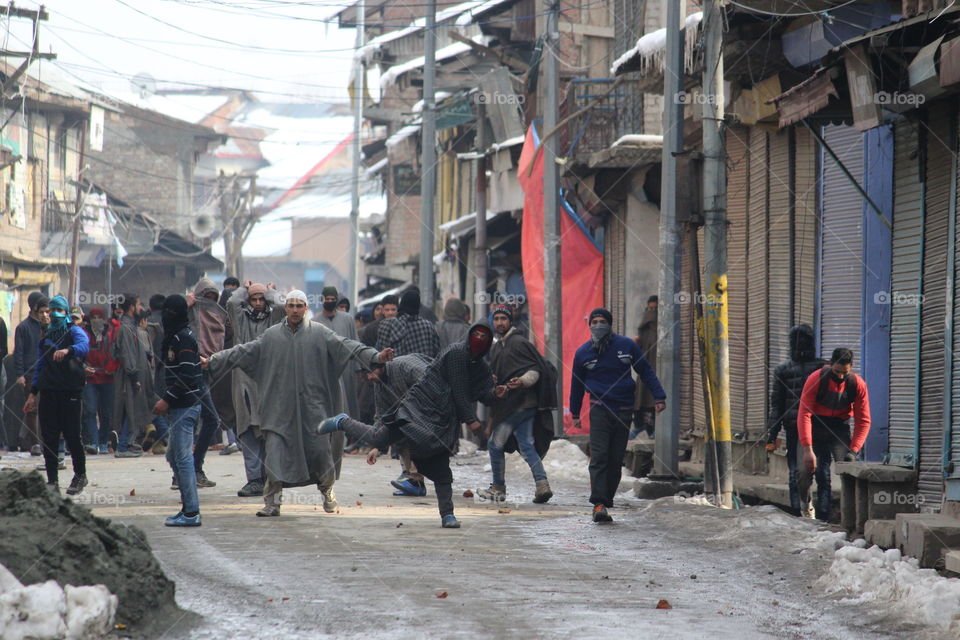 Clashes in Sopore post Friday prayers

Sopore : Clashes erupted between pro-freedom youth and government forces in north kashmir’s Sopore town post Friday Prayers