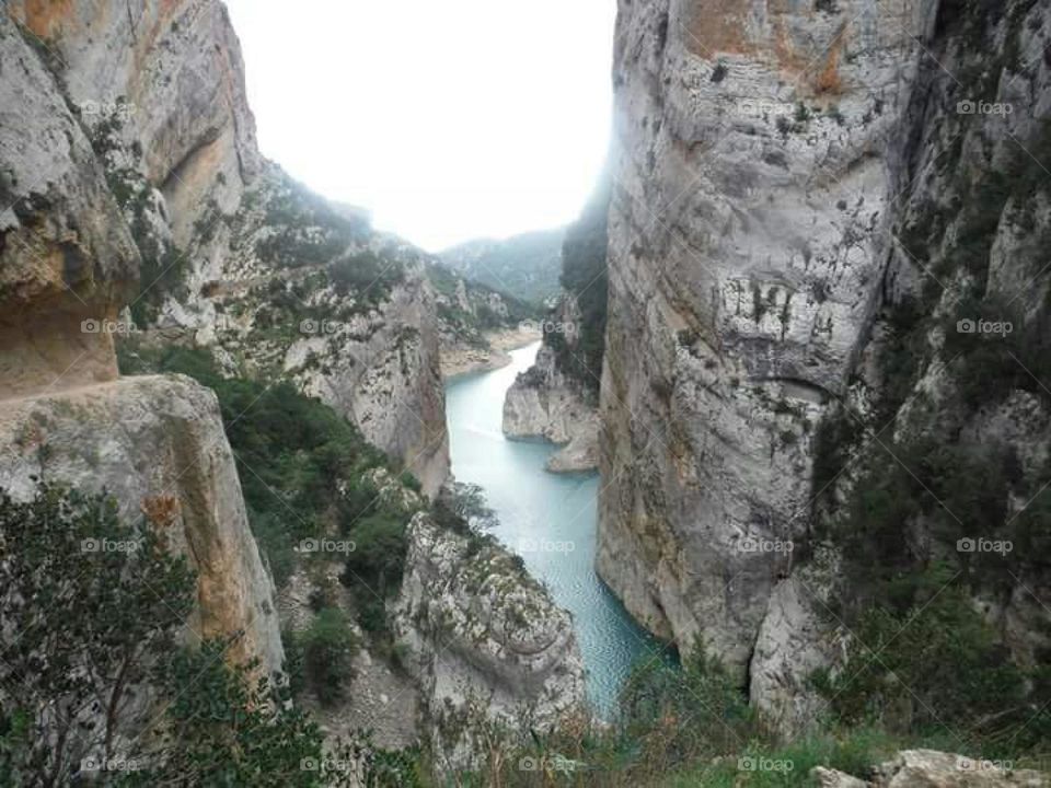 rio entre rocas