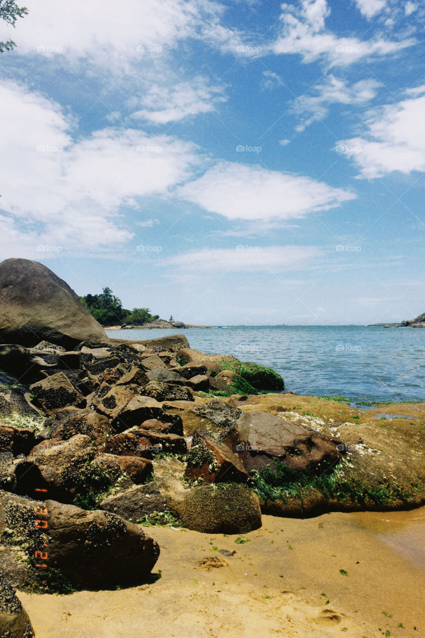 Vista pedras e mar