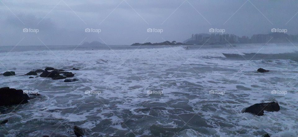 Day with rain in Guarujá beach