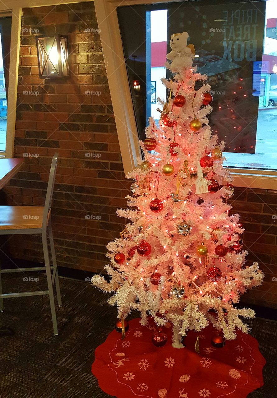 This was in a restaurant where I recently stopped. I normally don't like Christmas trees that aren't green - probably because I'm old-fashioned. But I actually really liked this one in this particular setting.