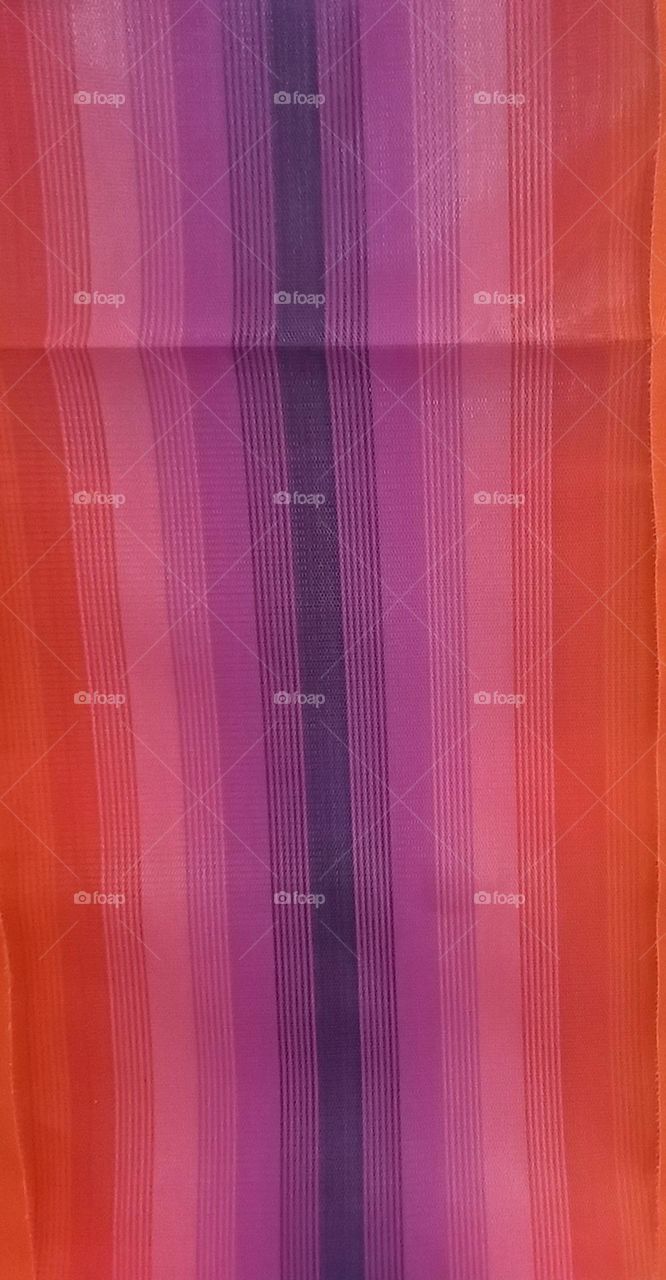 Cores  belas e vibrantes! As cores análogas são aquelas encontradas em uma sequência  no círculo cromático e, por isso dão a sensação,  que são uma continuidade uma da outra. É o exemplo do vermelho, laranja e o rosa.