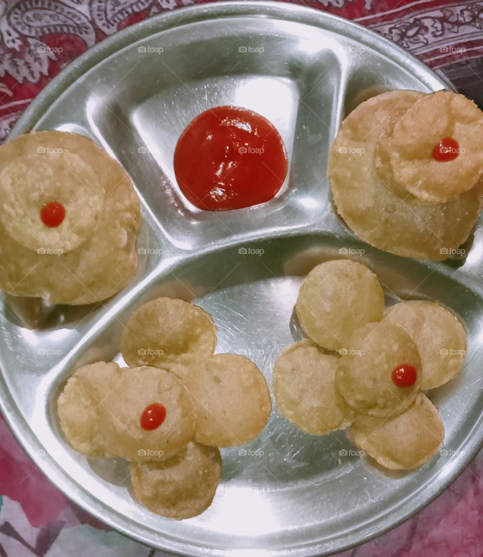 Masala Puri and spicy 🍅 Sauce. Yummy 😋 and tasty 😋☺️ dish.