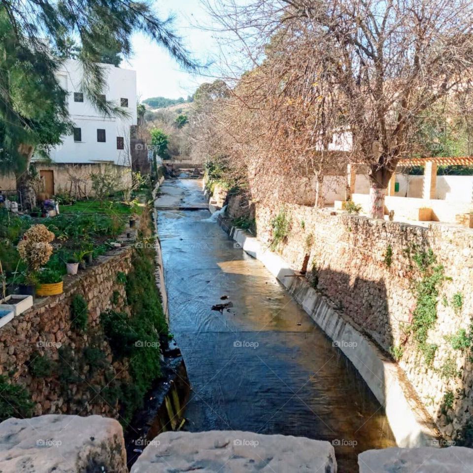 River cross the city