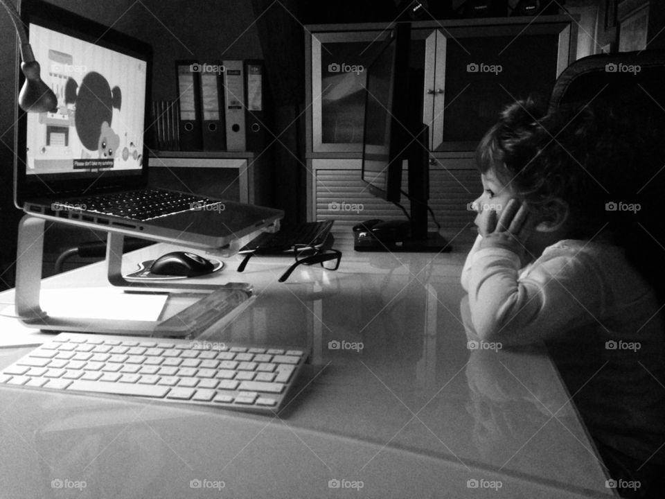 Chlopiec ogłada bajkę