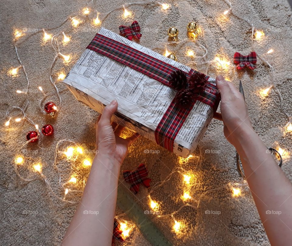 creative gift: newspaper wrap