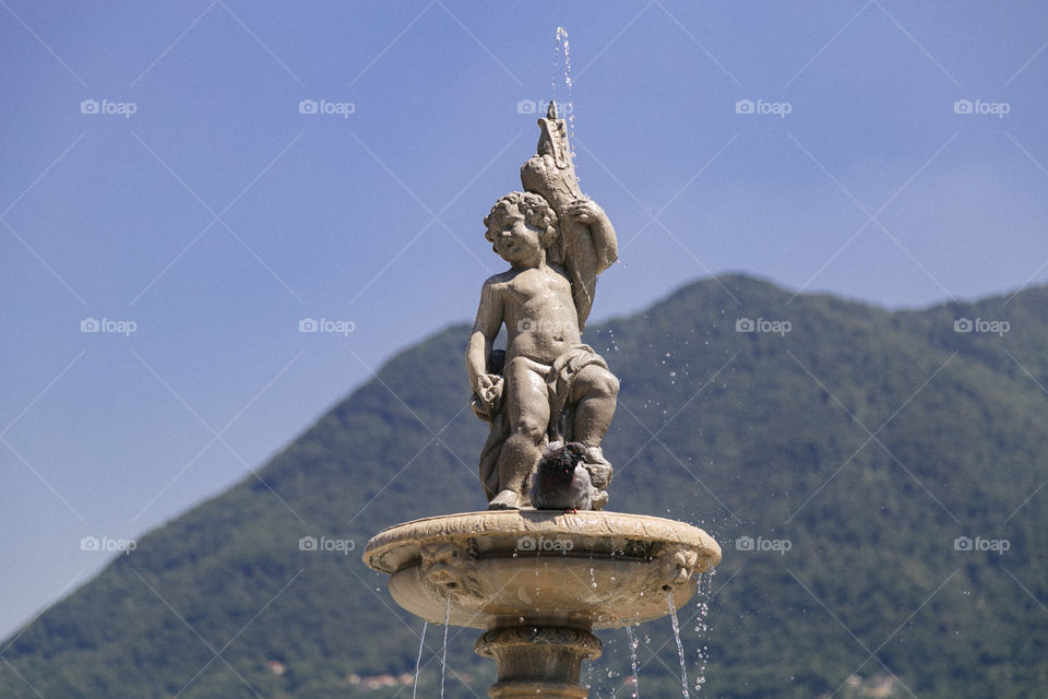 Lago Como no norte da Itália é um lugar lindo para se conhecer na Europa, com paisagens incríveis!