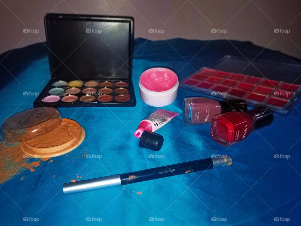 make up ❤️ night 🌃 pink rouge 💋❤️ powder B.B ❤️ and draw your eye with eye liner 🙈 make up 💄💅💥🎵