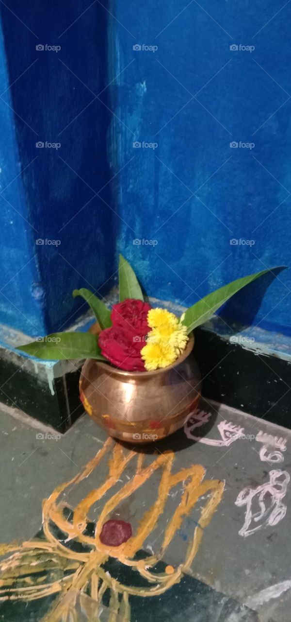 A copper pot water and beautiful flowers and leaves 🍁