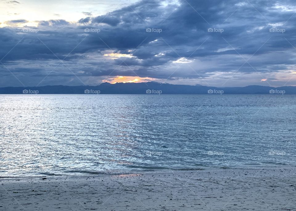 Don't you miss the beach and the sand? The pandemic has made us stay home and stay away from beaches. I pray for everyone's safety at this trying times. Let's go together when this'll all be over. ☁️
📍Lambug, Cebu, Philippines
