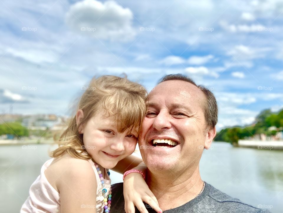 Being by her side is very good!  Fun and affectionate, her joy infects me. / Estar ao lado dela é muito bom! Divertida e carinhosa, sua alegria me contagia.