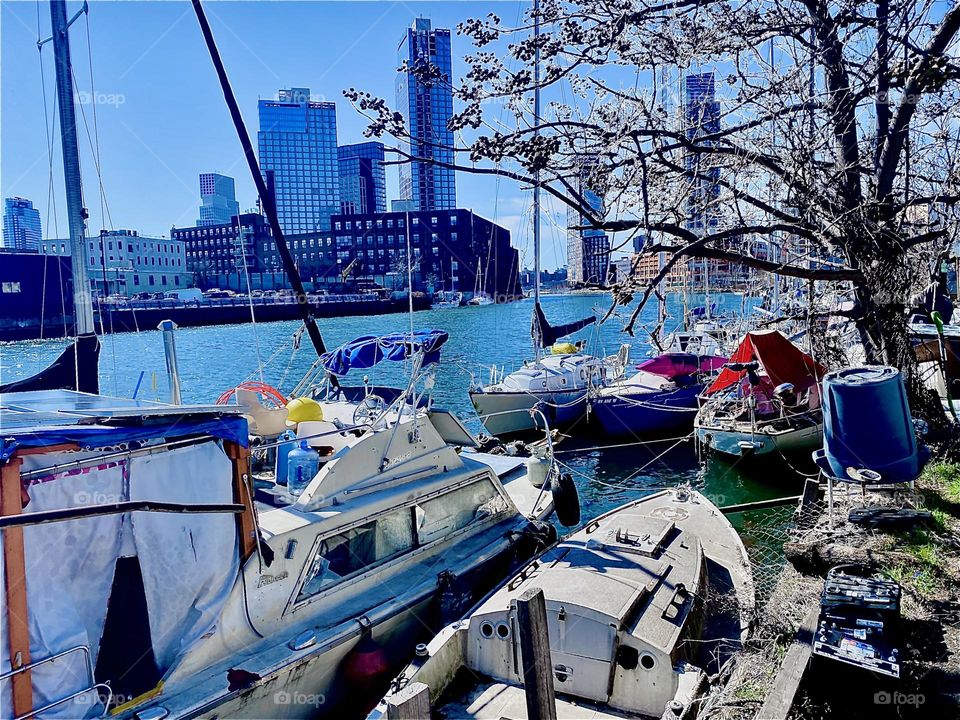 The boats at “Newtown Creek” in Long Island City by the “Pulaski Bridge” set against the sights of the city, the skyscrapers of Manhattan and Queens are gorgeous to look at and of course photograph. 2023. Hypnotic Productions