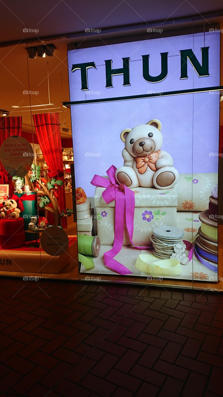 Thun showcase mall, souvenir teddy bear From Italy, version