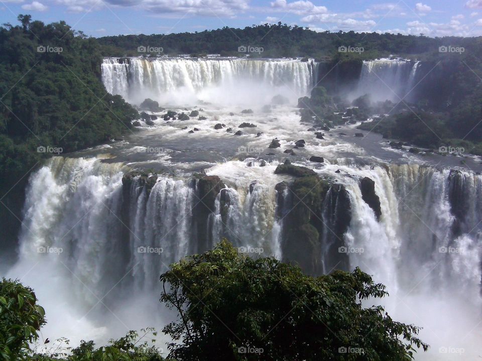 A continuous line of waterfalls in Iguaçu Falls on a sunny day