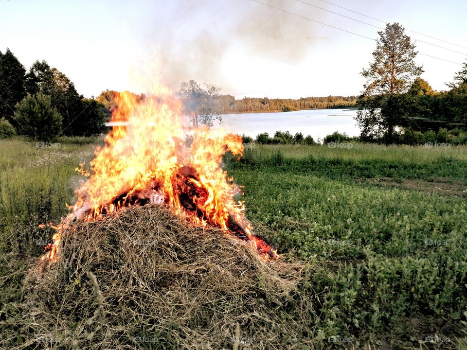 The haystack burning in a fiel