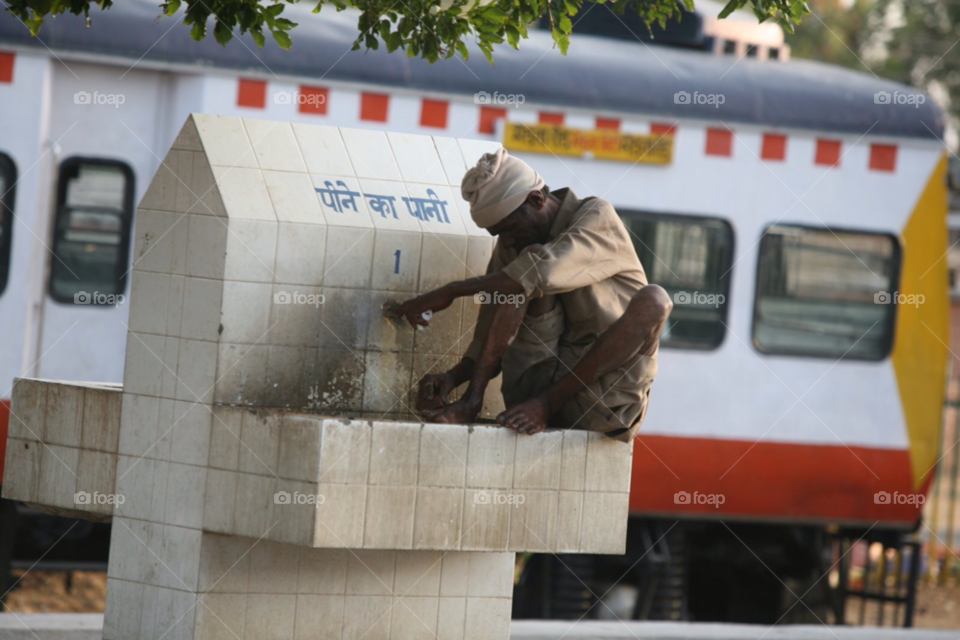 india street photography washing feet by hoslo