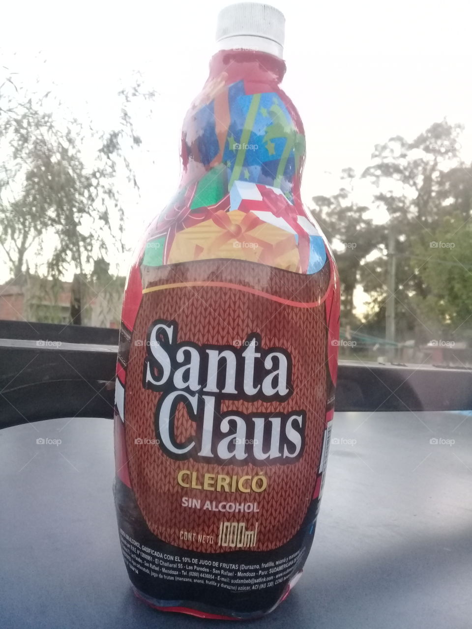 parte delantera de una botella de tradicional bebida navideña para niños, por lo que no contiene alcohol.
