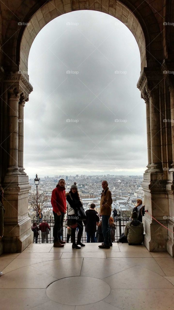 Vista de Paris pela porta central da Sacré-Coeur!