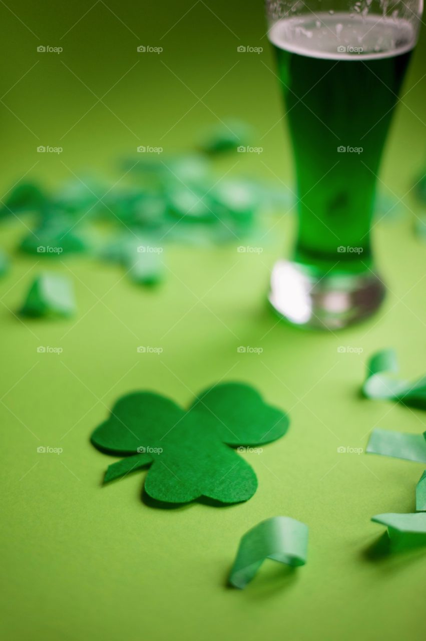 St. Patrick's day, green, leprechaun, beer, green beer, paraphernalia, Ireland, Irish, March 17, clover, lucky, luck, good luck, coins, wealth, hat, leprechaun, pot, confetti, holiday, Wallpaper, background, spectacles, carnival, karnavalnye glasses, green hat, celebration, parade, cocktail, drink, drinking, alcohol, Mixology, drink, top, minimal, festival, party, March, event, accessories, festival glasses, spring, deep green, green, grass, thematic, national, tradition, traditions, traditional, St. Patrick, Patricks, Saint Patrick, patricks,