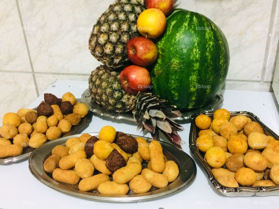 Frutas e salgados 