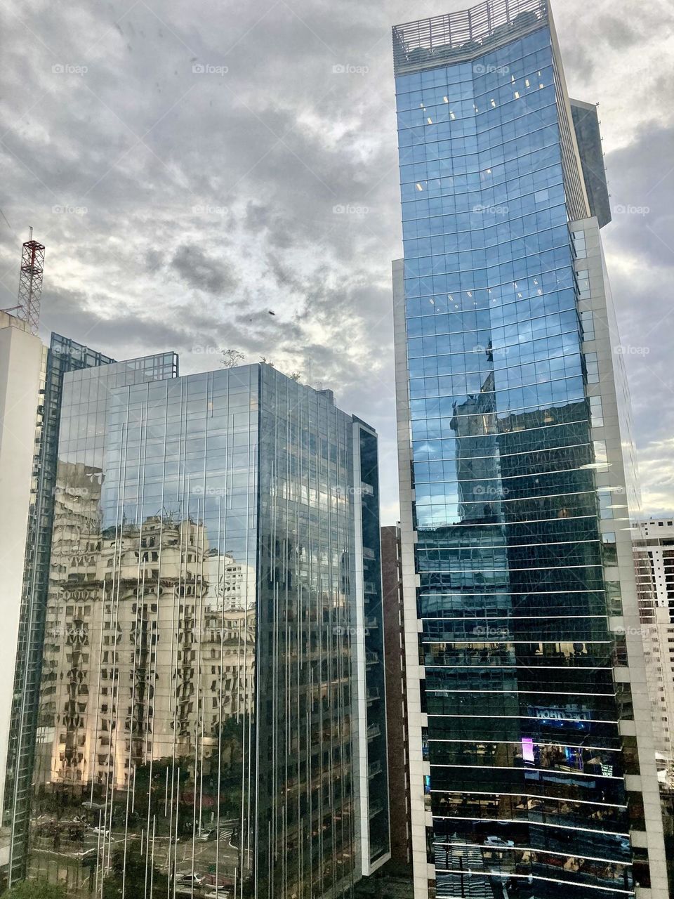 The beautiful architecture of the city of São Paulo.  By the way: beautiful buildings reflecting the other buildings on the street with the reflection. /Arquitetura da cidade de SP. Prédios bonitos refletindo os outros edifícios da rua com o reflexo.