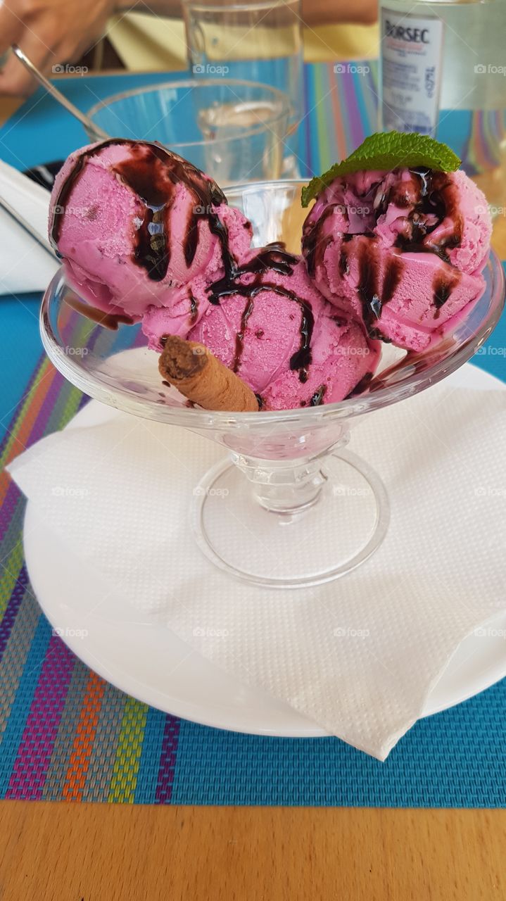 Ice cream whit finetti sticks