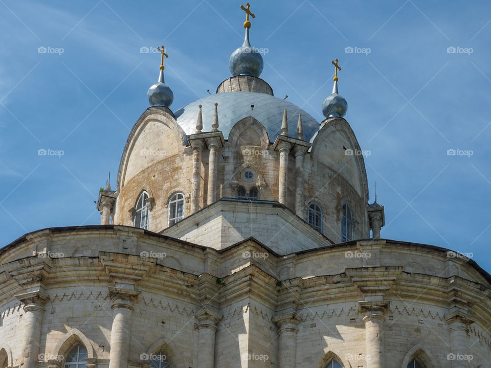 The Church of the Life-Giving Trinity is a white-stone Orthodox church in the village of Gus-Zhelezniy, Ryazan region, built in a pseudo-gothic style with a rare for Russia style with elements of baroque and classicism. Церковь Троицы Гусь-Железный