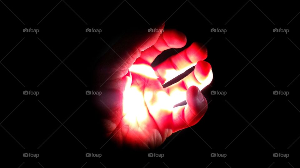 O reflexo da luz solar na palma da mão.