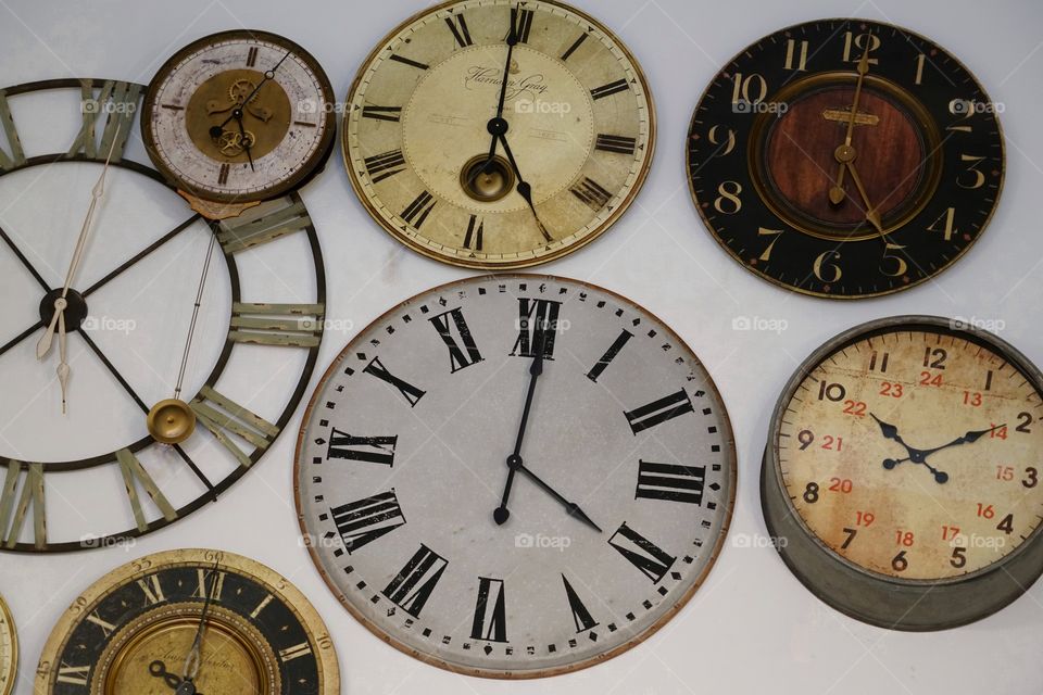 Circular Old Fashioned Analog Clocks