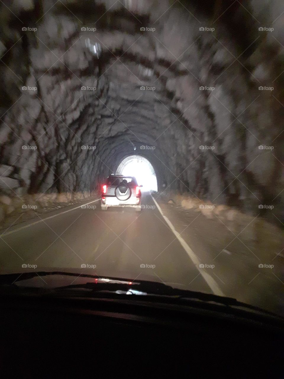 túnel y auto por salir