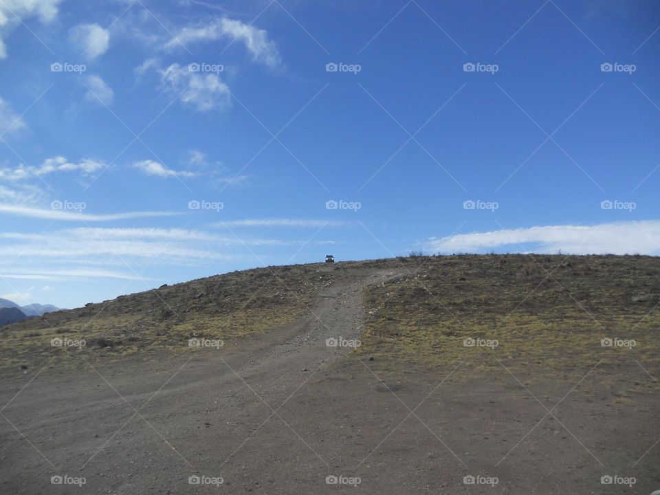 arriba de la pradera viene un auto, mirálo