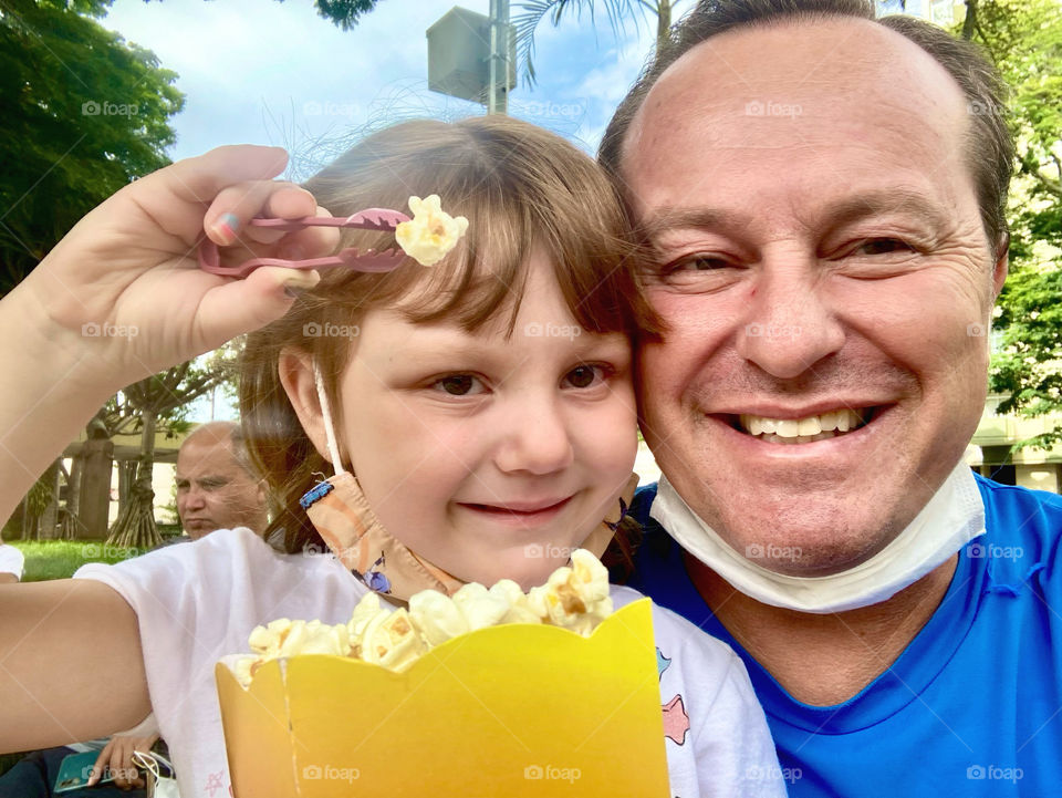 Vivendo e aprendendo: comendo aquela pipoca deliciosa (que só existe nas praças do Interior), e eis que ela vem acompanhada de um “pegador pipoqueiro”!

Eu confesso: sou caipira, nunca soube que existia ferramenta para comer pipoca…
Veja só: