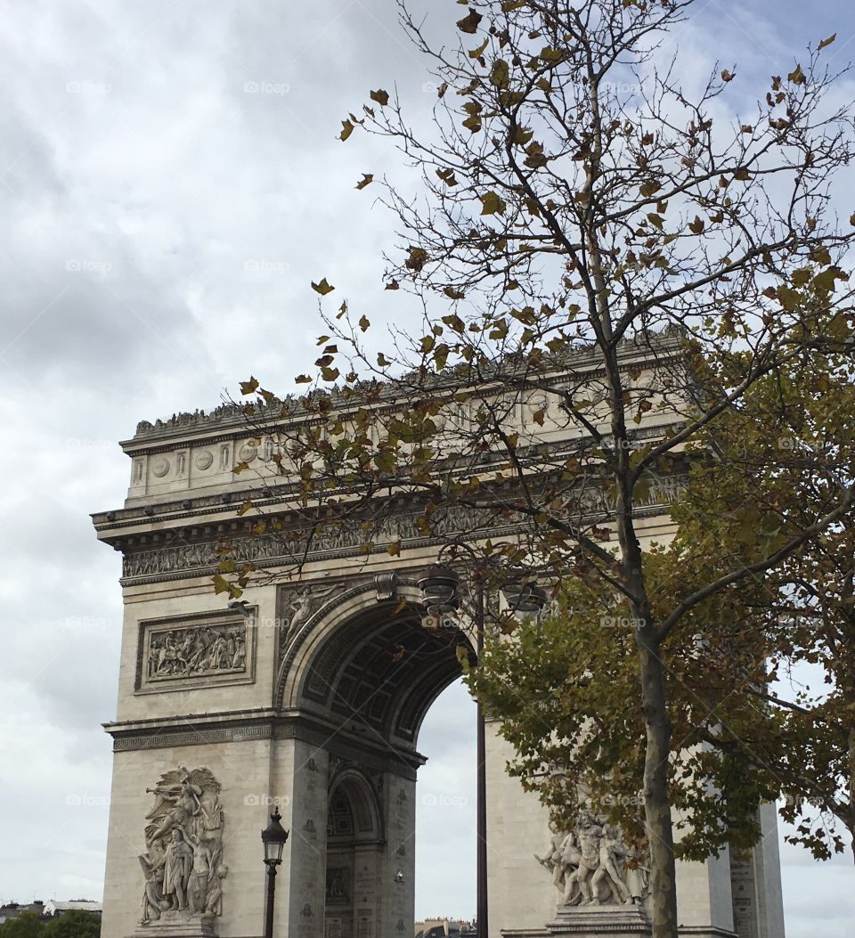 Peaking through 
(Arc de Triomphe)