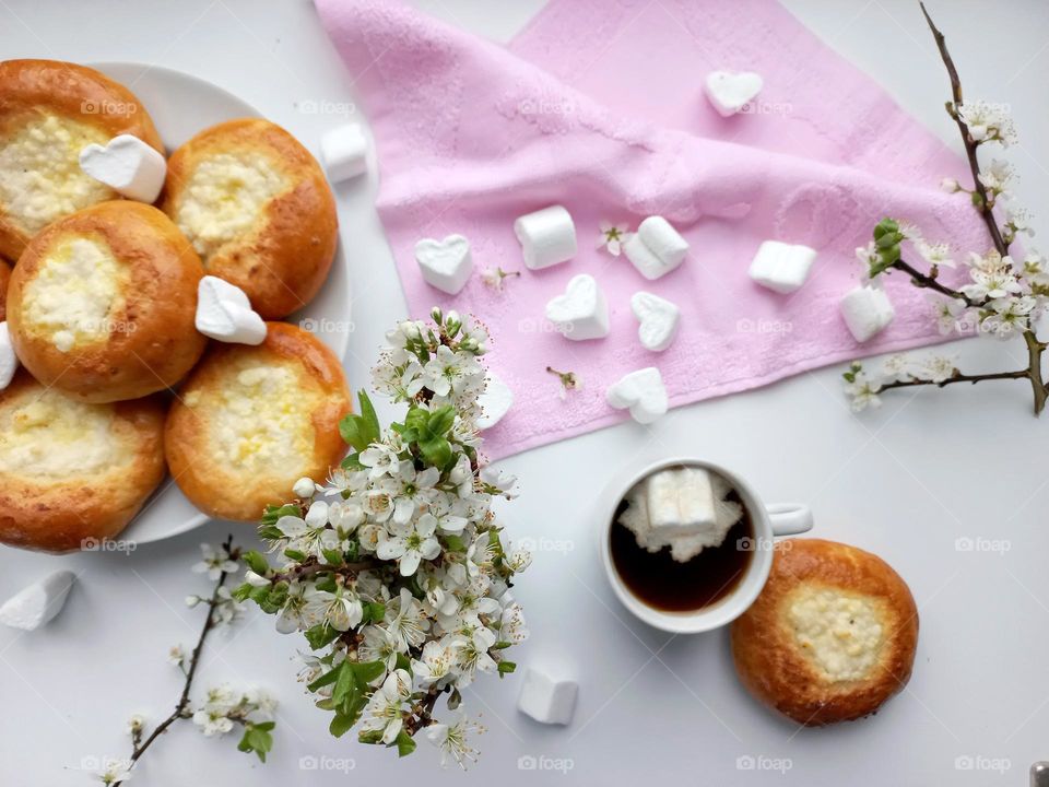 airy buns with cottage cheese, tender marshmallows and fragrant coffee!