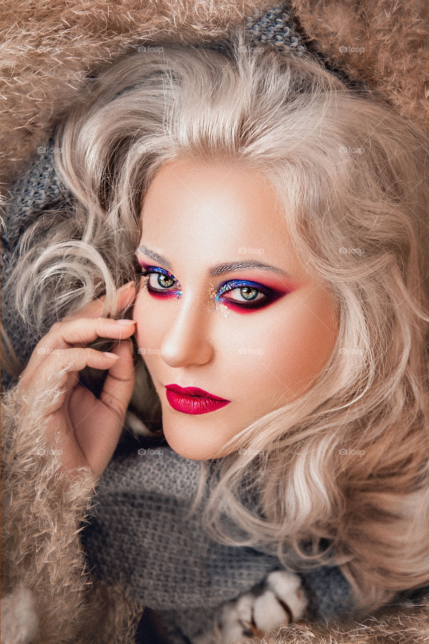 blonde with red lipstick