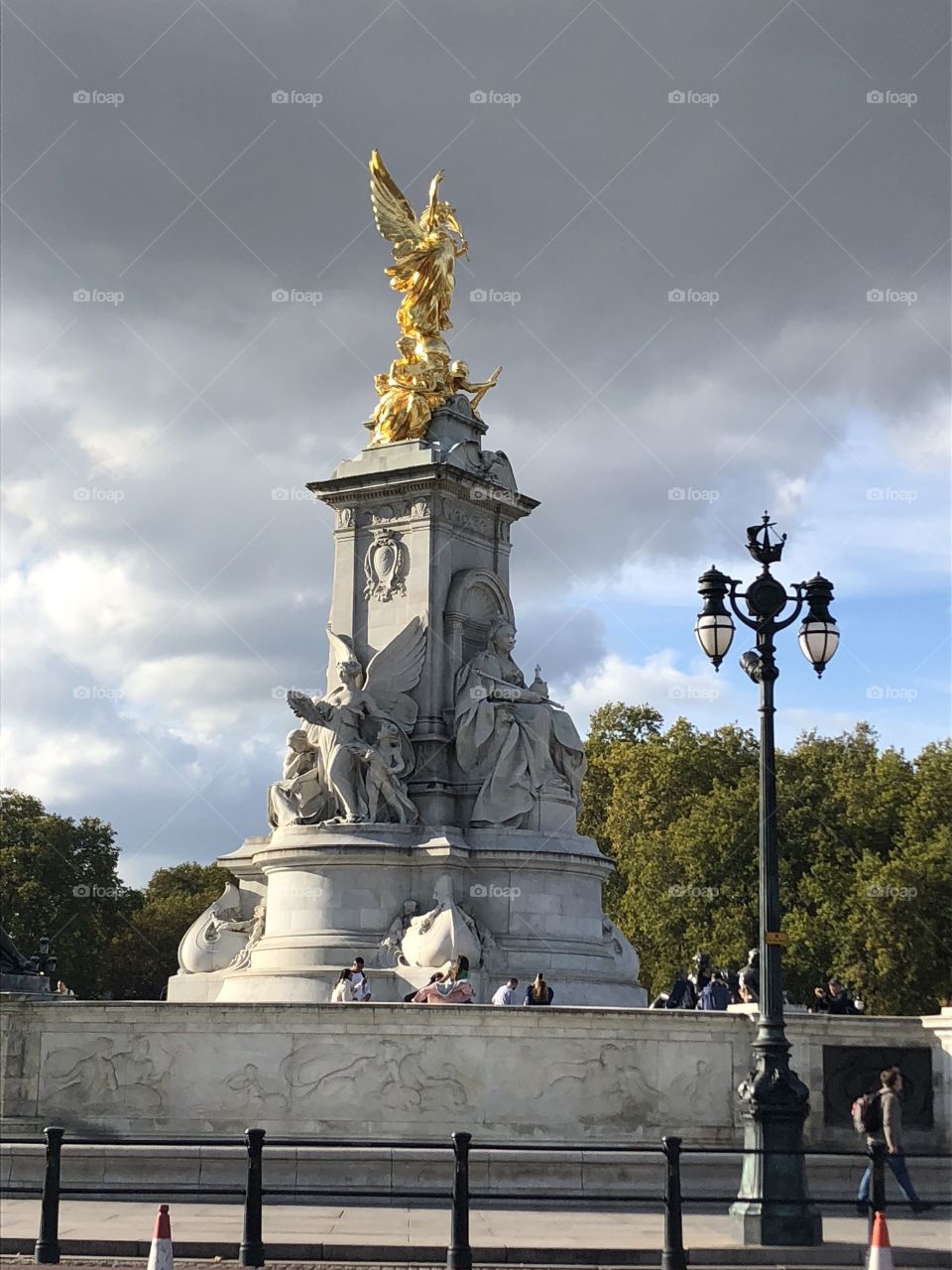 A sunlit glow surrounds the Victoria Memorial, which sits just in front of Buckingham Palace. It follows the Beaux-Arts/Edwardian Baroque style. 