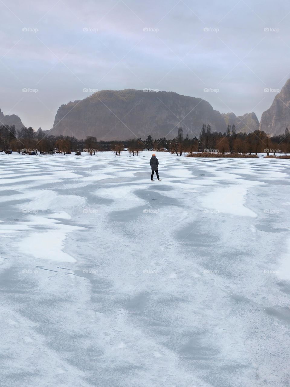 Winter pattern on frozen lake 
