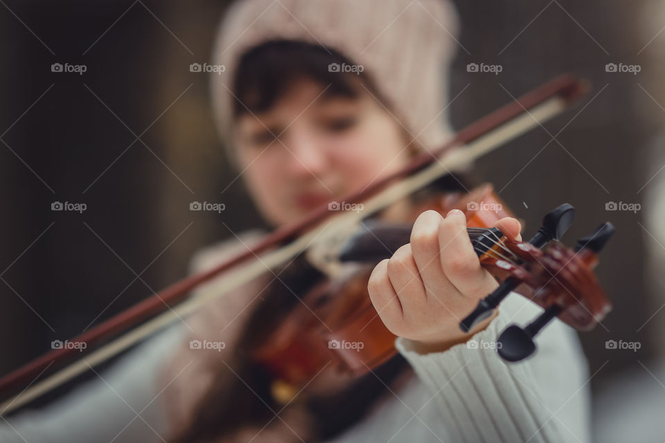 Teenage girl portrait with violin in winter park