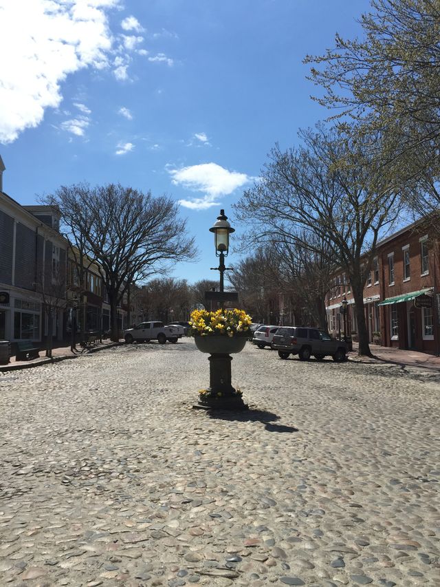 Middle street light